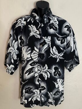 International Male Short Sleeve Shirt Large Gently worn 100% rayon 24" armpits